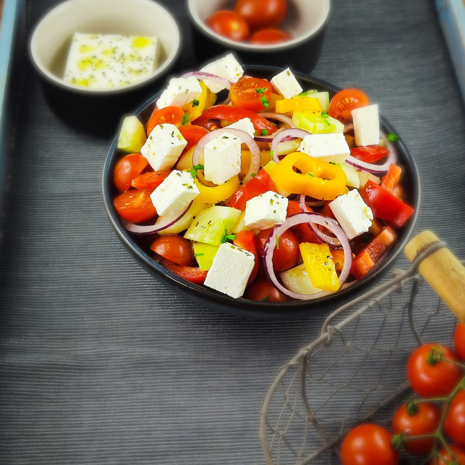 Griechischer Bauernsalat mit Feta ist knackig und frisch