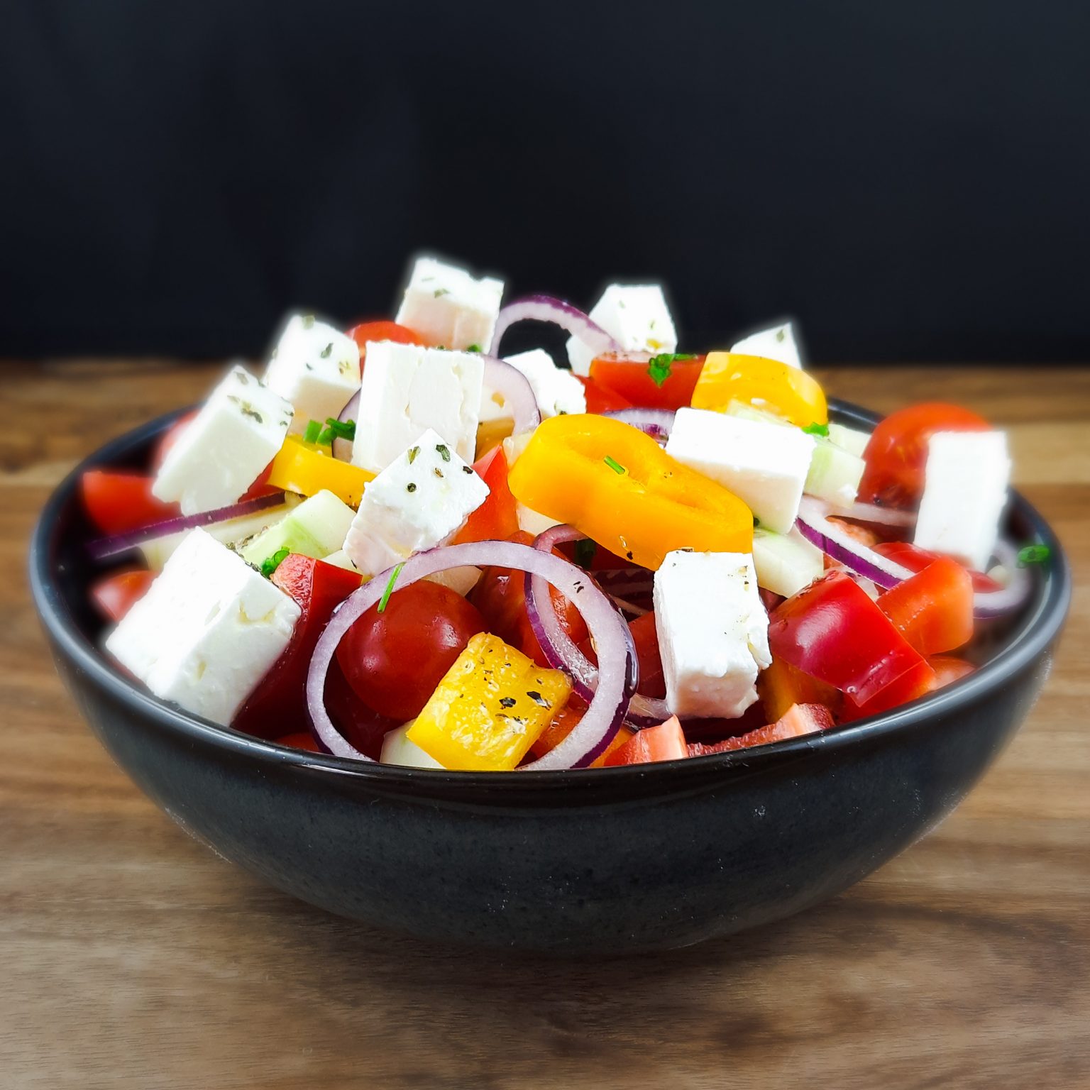 Griechischer Bauernsalat mit Feta ist knackig und frisch Griechischer Bauernsalat mit Feta ist knackig und frisch