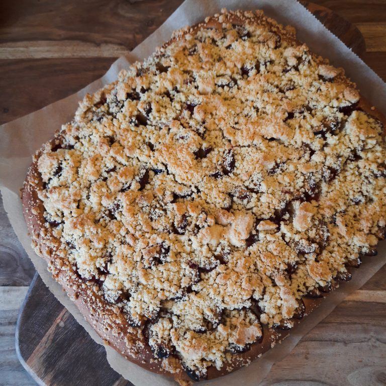 Zwetschgen Datschi mit Streuseln ist sommerliches Kuchenglück