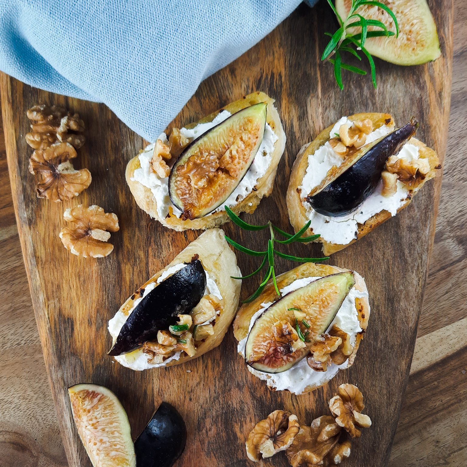 Bruschetta Rezept mit Ziegenkäse, Feigen, Walnüssen &amp; Honig