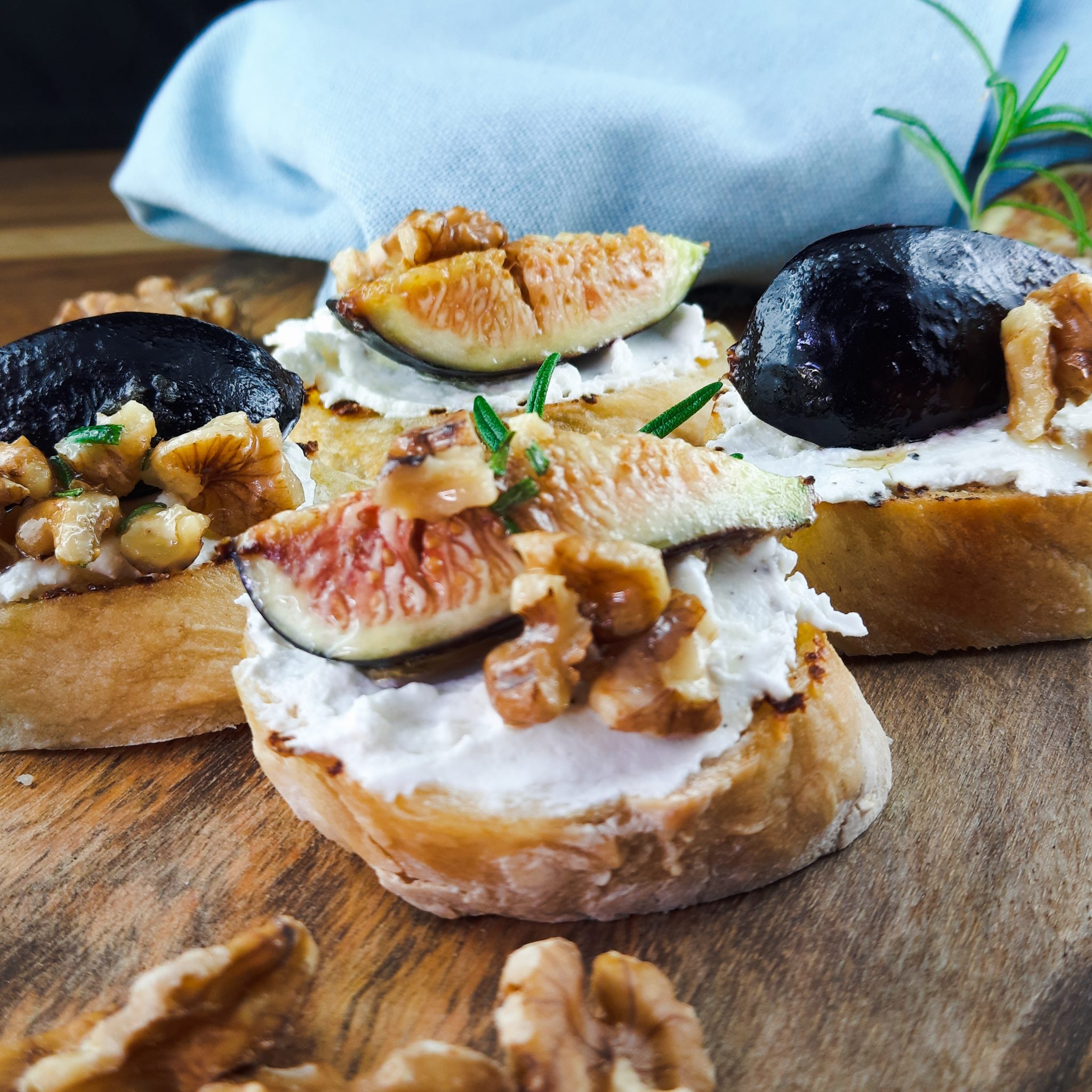 Bruschetta Rezept mit Ziegenkäse, Feigen, Walnüssen &amp; Honig