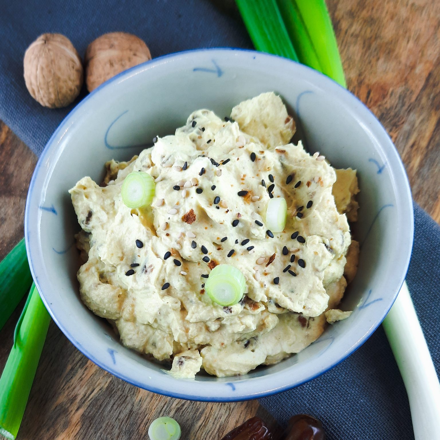 Datteldip mit Curry - pikant, süß und einfach richtig lecker Datteldip mit Curry - pikant, süß und einfach richtig lecker