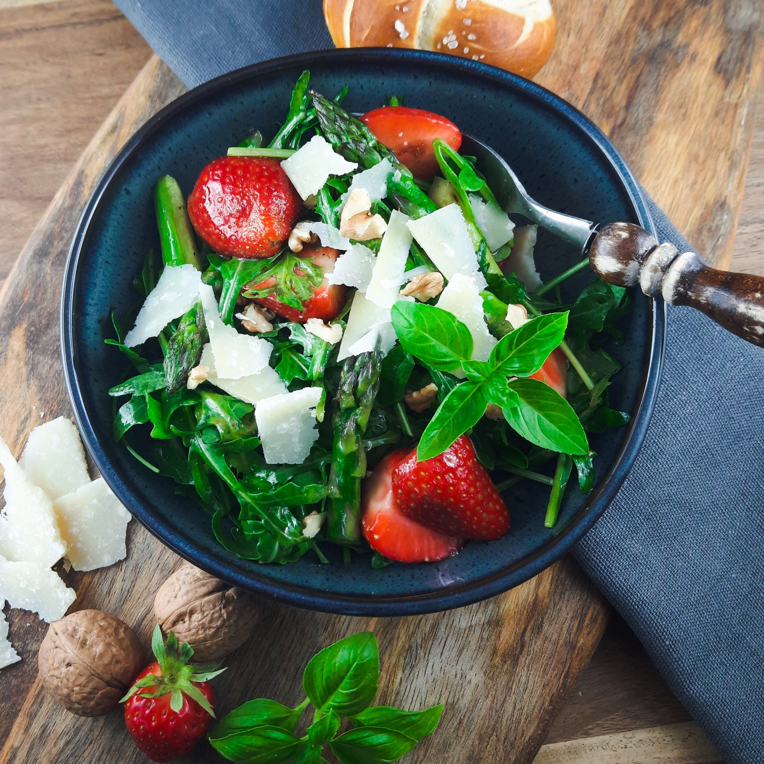 Spargelsalat mit Erdbeeren und Rucola - das musst Du probieren!