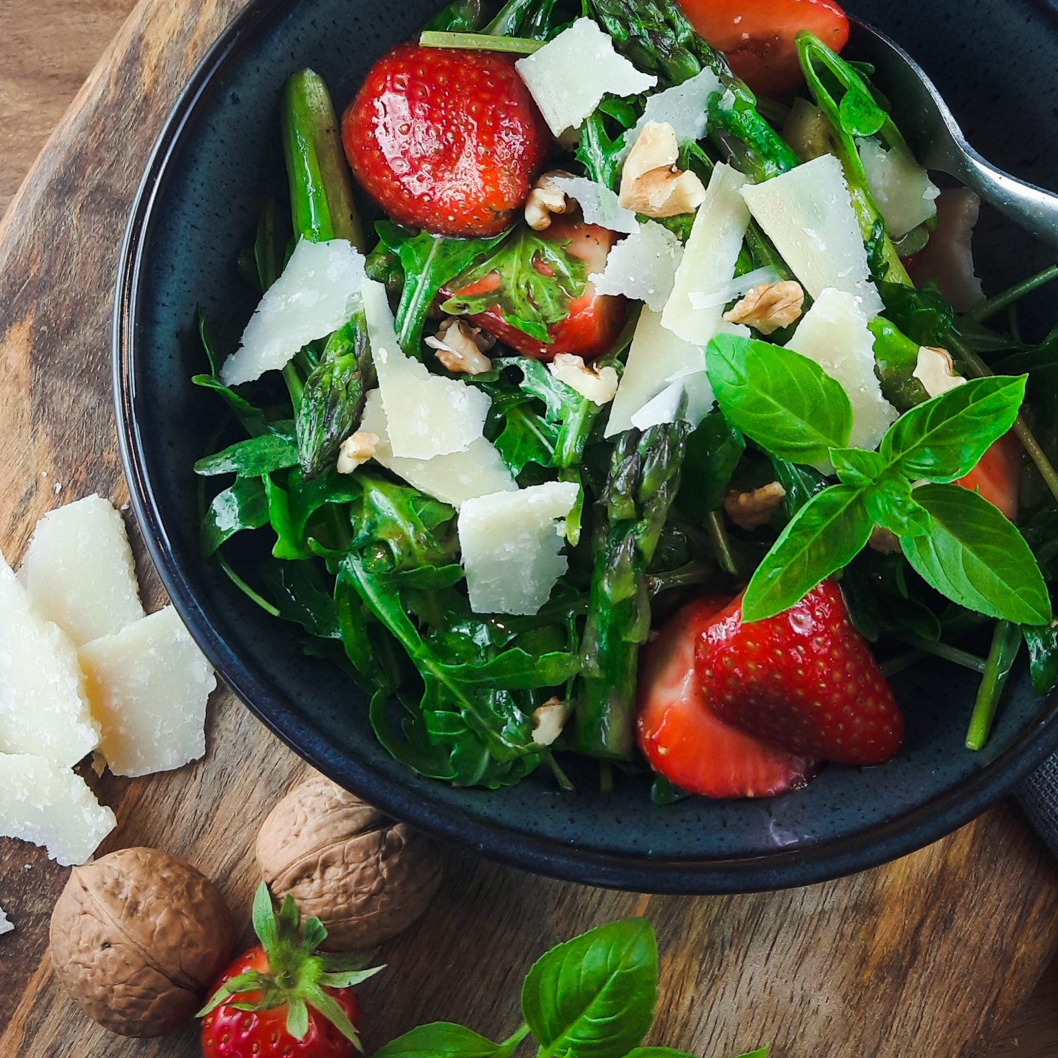 Spargelsalat mit Erdbeeren und Rucola - das musst Du probieren!
